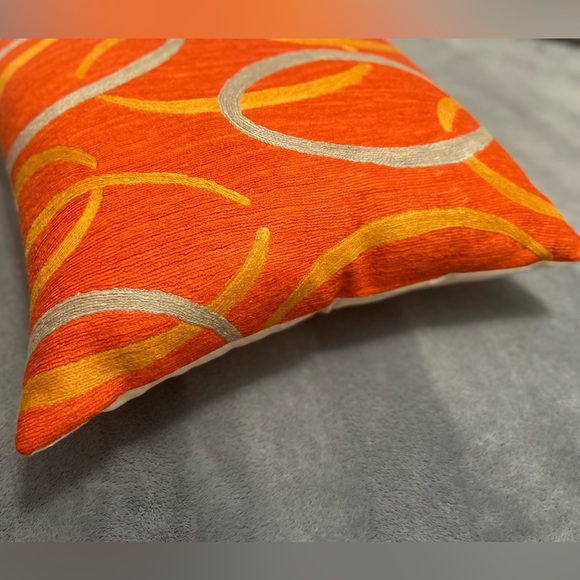 Judy Ross Textiles~New York~Bold~Embroidered Chain Stitch Pillow~Size 18” X 18” - Picture 5 of 9